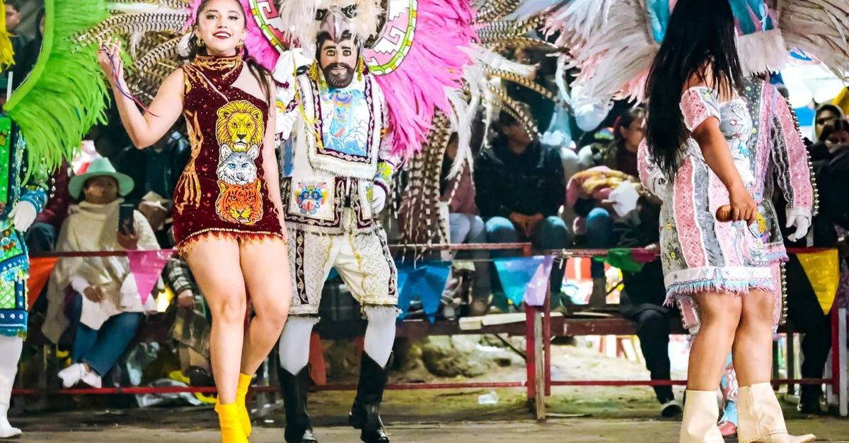 Des artistes hauts en couleur, vêtus de costumes traditionnels, captivent le public lors d'un festival animé.